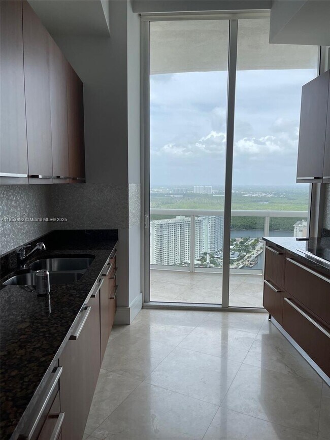Foto del edificio - 15901 Collins Ave