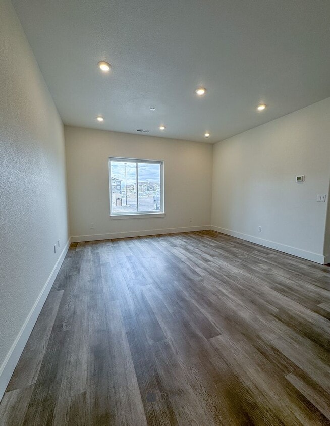 Foto principal - BRAND NEW Pet Friendly 1 bed/ 1 bath apart...