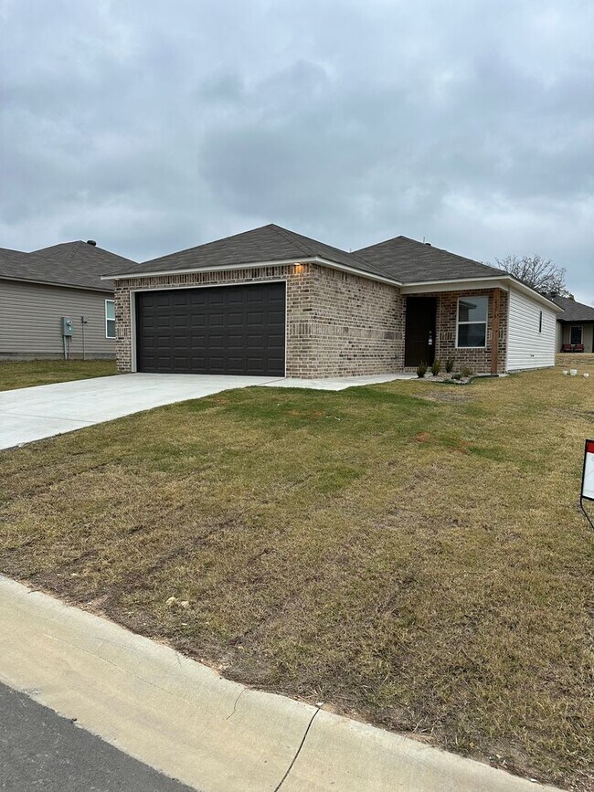 Building Photo - **Pre-leasing* Three Bedroom | Two Bath Home in Benton