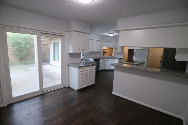 Foto del edificio - 9939 Kemp Forest Dr