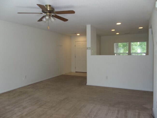 Foto del edificio - Bright and Inviting 3 Bedroom Home Near Everything Fort Collins Has to Offer