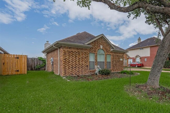 Building Photo - 311 N Esplanade Ln