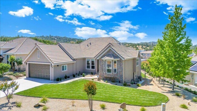 Foto del edificio - Luxury Lakefront Retreat with Pool, Hot Tub & Private Dock on Lake Tulloch - Recently Remodeled!