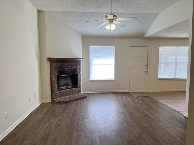 Foto del edificio - Lorena ISD Duplex