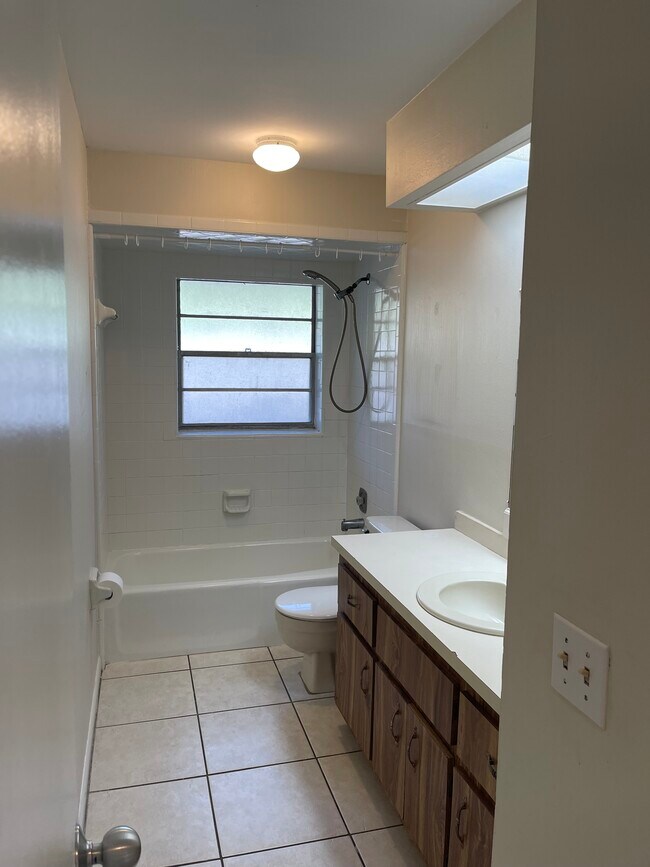 Bathroom - 907 E Weatherbee Rd