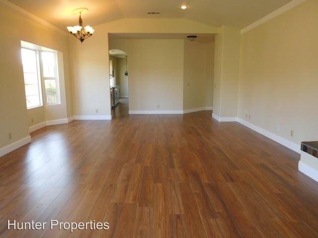 Building Photo - 902 Requeza St
