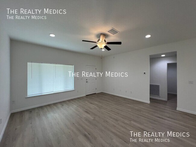 Building Photo - Stunning BRAND NEW UPGRADED 3 Bedroom / 2 ...