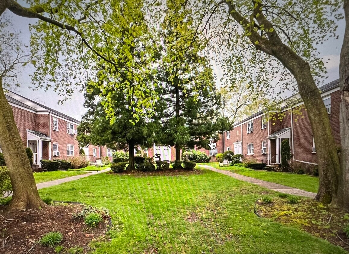 Primary Photo - 100 Huguenot Ave