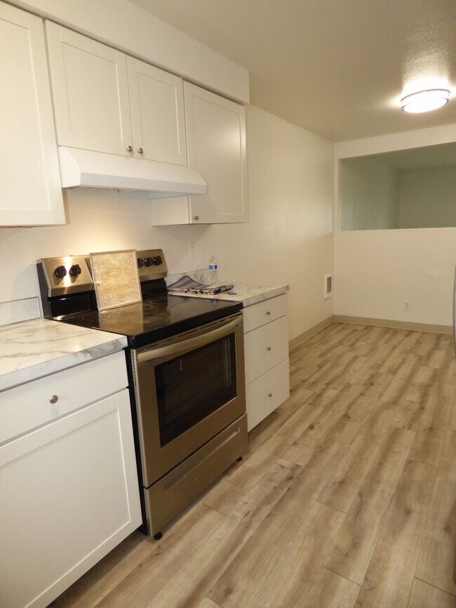Building Photo - 4116 Lancaster Dr NE
