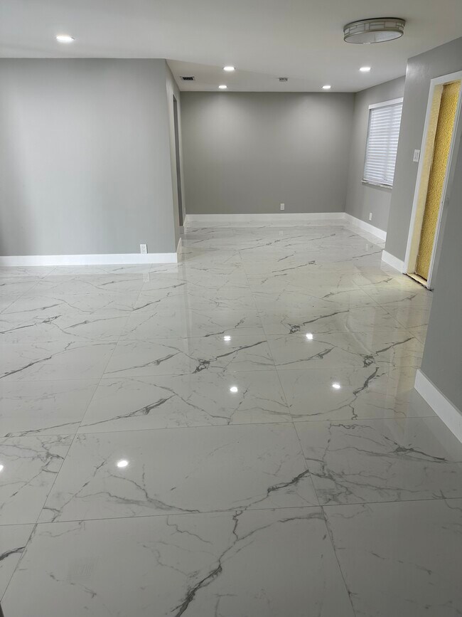 Foto del edificio - 6574 NW 3rd St