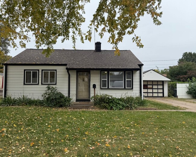 Cozy Main-Floor Living with Garage & Yard - Cozy Main-Floor Living with Garage & Yard House
