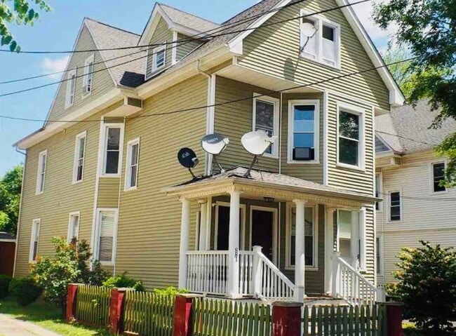 Building Photo - 879 Elm St