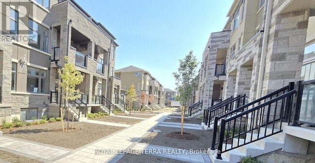 Building Photo - 45-45 Fieldridge Cres