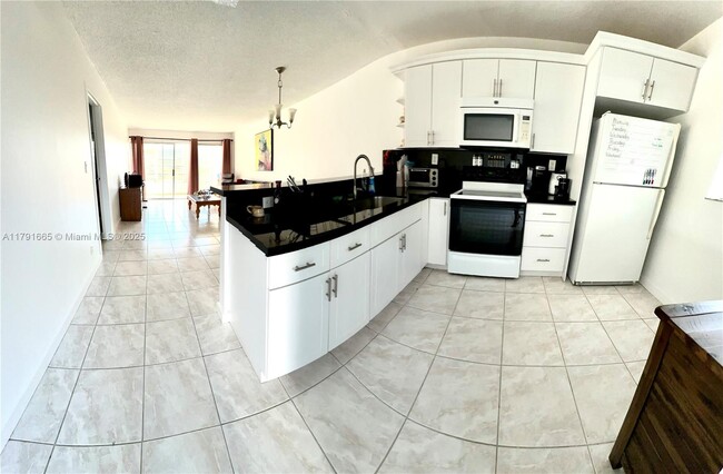 Foto del edificio - 8300 Sands Point Blvd