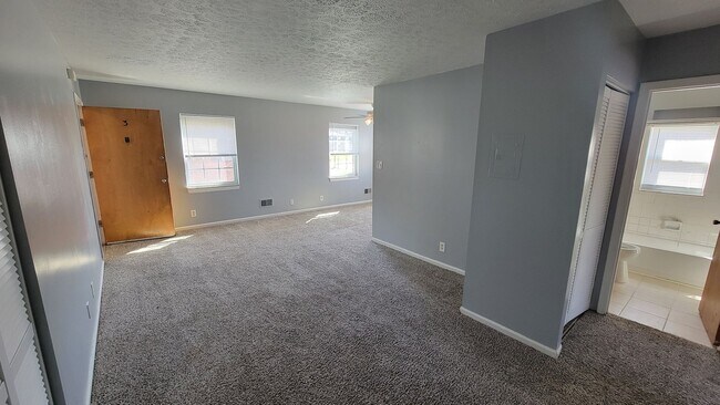 Foto del edificio - 4405 Landside Dr