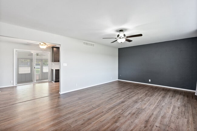 Building Photo - 815 Bronk Rd