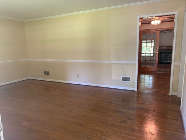 Building Photo - Nice 3 Bed / 2 Bath Home Available Summer ...