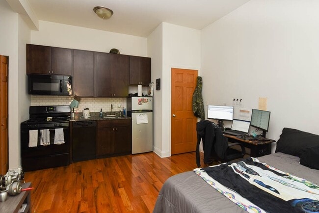 Building Photo - 4504 N Paulina St