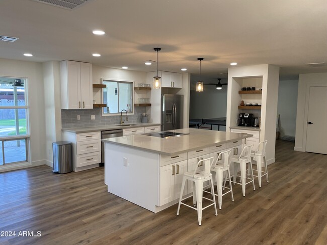 Building Photo - 8727 E Sells Dr