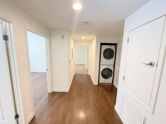Foto del edificio - Studio City living at a great price. 3bd/2ba condo, dual parking, water/trash included!