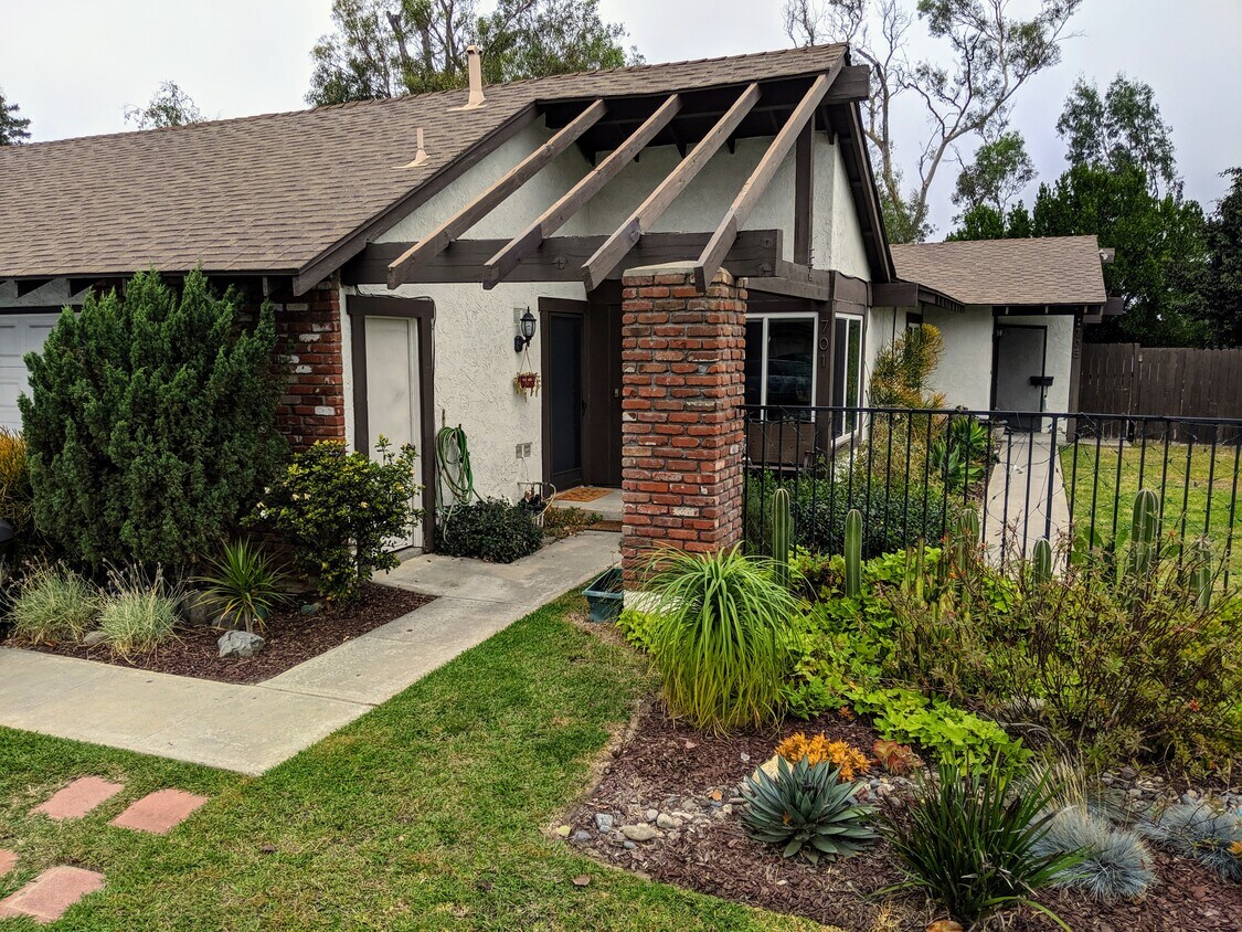 Foto principal - 701 E Fairway Dr