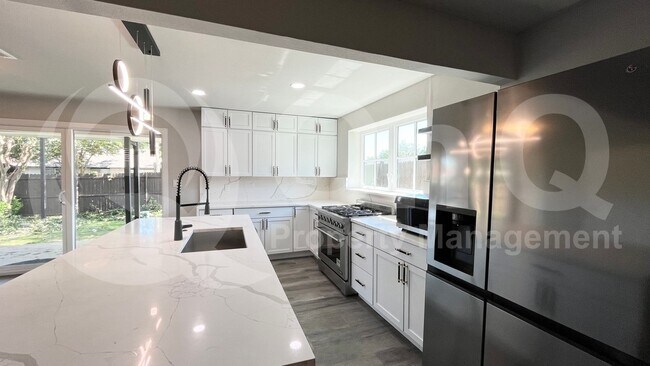 Building Photo - 1520 Armstrong Dr