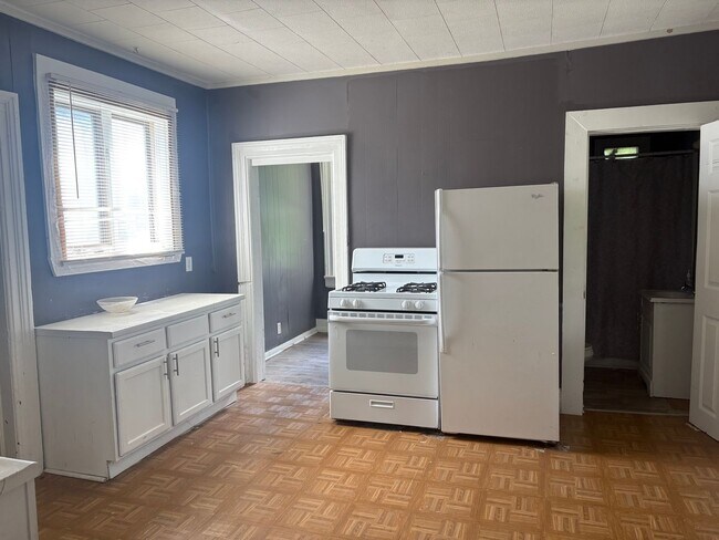 Building Photo - SPACIOUS 4 BEDROOM HOME READY TO WELCOME YOU