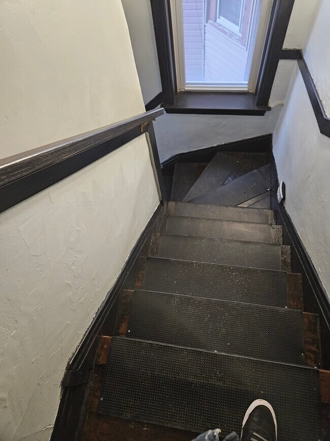 Escaleras del pasillo - 5241 W Washington Blvd