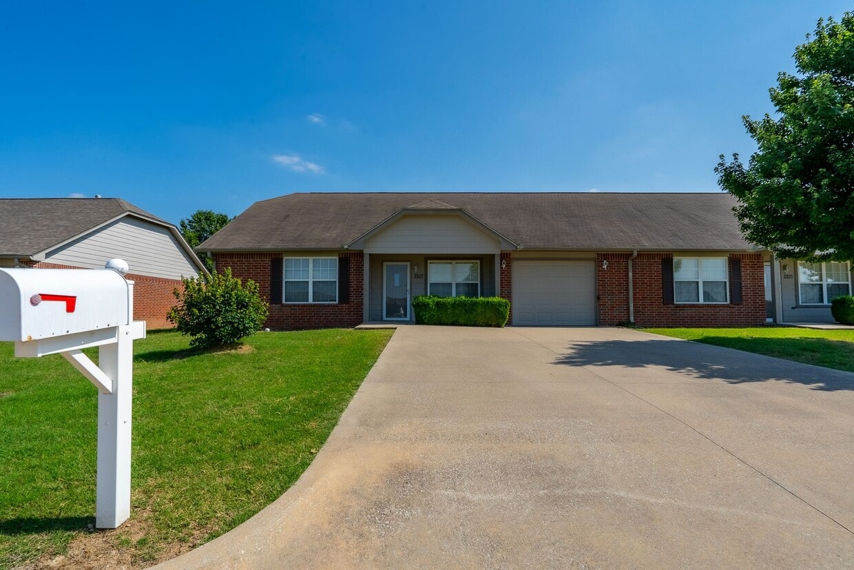 Primary Photo - Cozy 2 bedroom 2 bathroom Townhome - Avail...