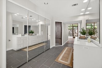 Building Photo - 147 Valley Dr
