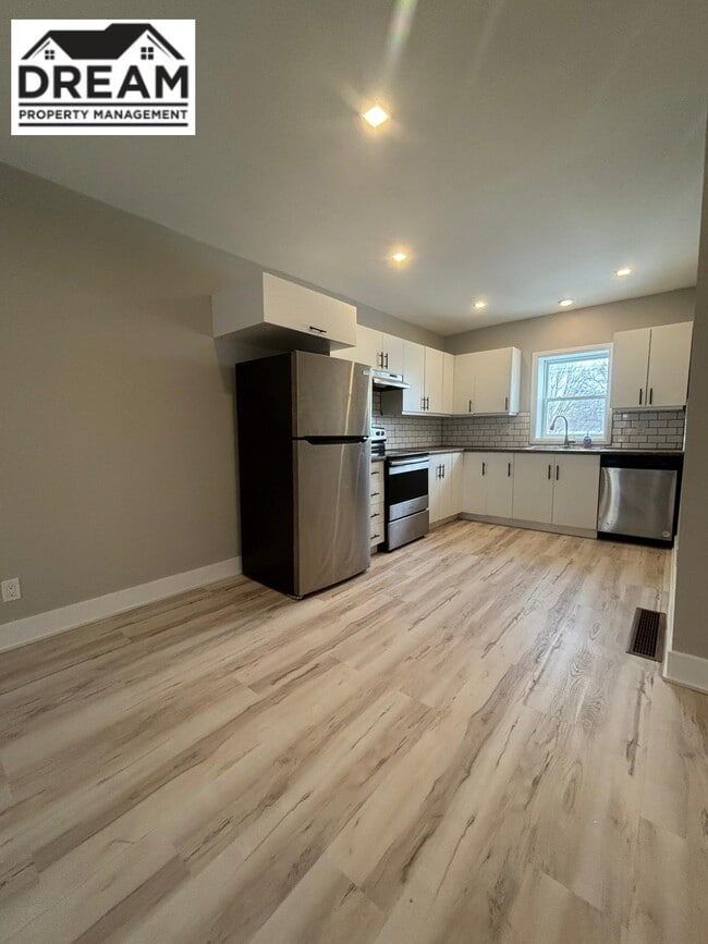 Building Photo - 420 Confederation St