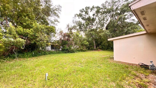 Foto del edificio - Lovely 2 Bedroom + Bonus Room, 1 Bathroom ...