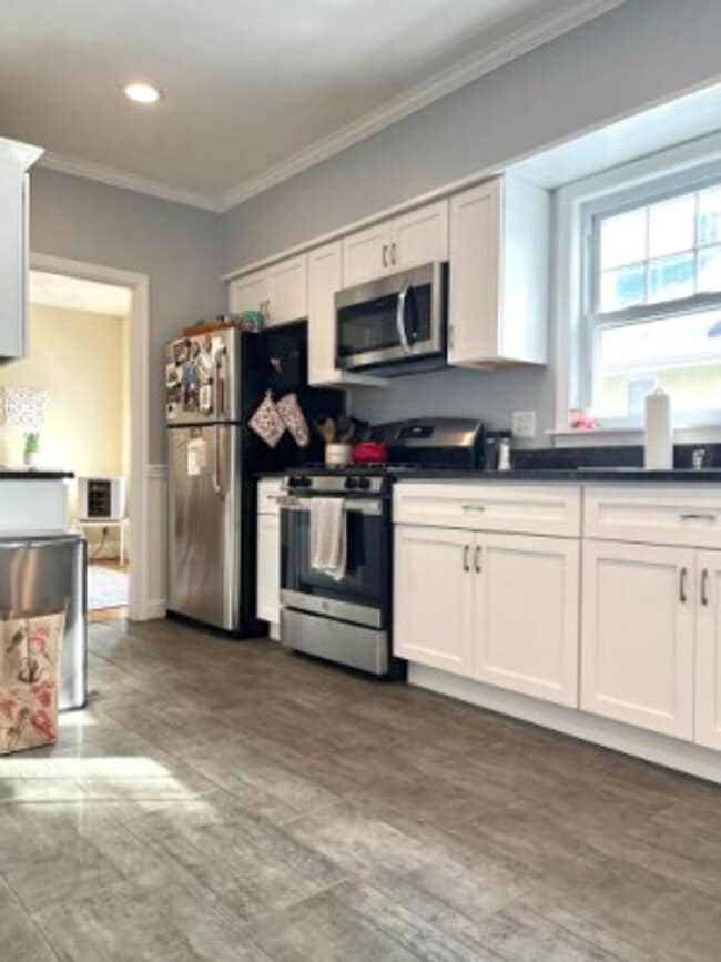 AVAILABLE SEPTEMBER 1ST - Beautiful, Spacious and Renovated Brighton/Oak Square 3 Bed Duplex. NO... - AVAILABLE SEPTEMBER 1ST - Beautiful, Spacious and Renovated Brighton/Oak Square 3 Bed Duplex.  NO... Apartment