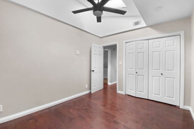 Foto del edificio - 2541 Haller St