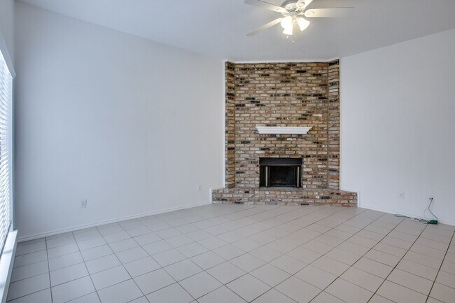 Building Photo - Spacious 2/2/2!