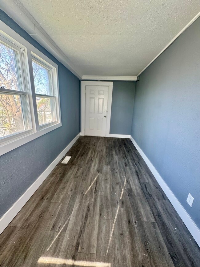 Building Photo - 616 E 6th St