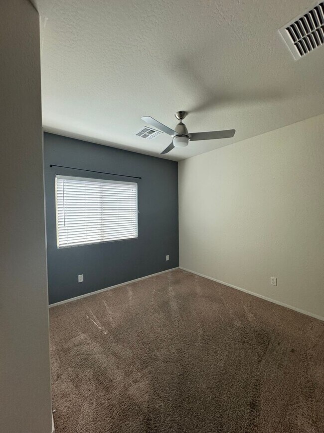 Foto del edificio - 3 BEDROOM + DEN IN PEORIA