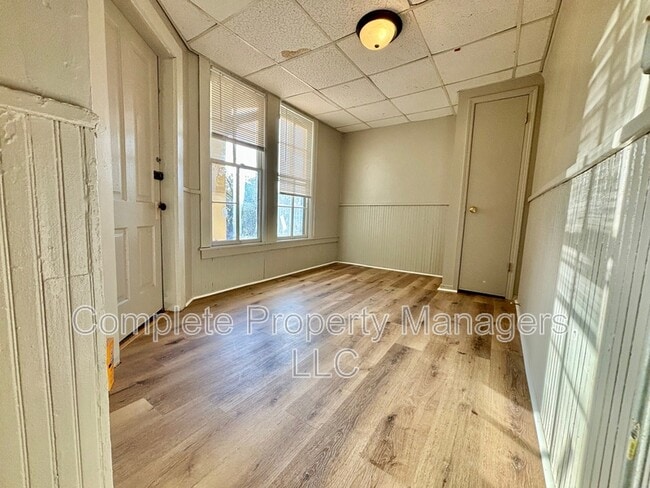 Foto del edificio - 325 E Washington St