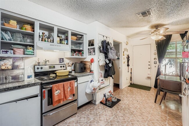 Foto del edificio - 7214 Salt Springs Dr