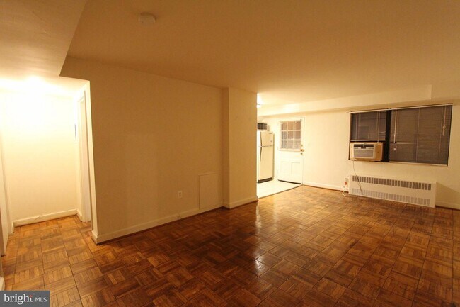 Building Photo - 1563 N Colonial Terrace
