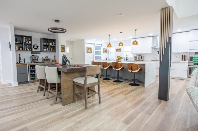 Foto del edificio - 7980 Royal Ave