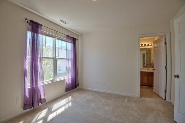 Building Photo - 1725 TW Alexander Dr