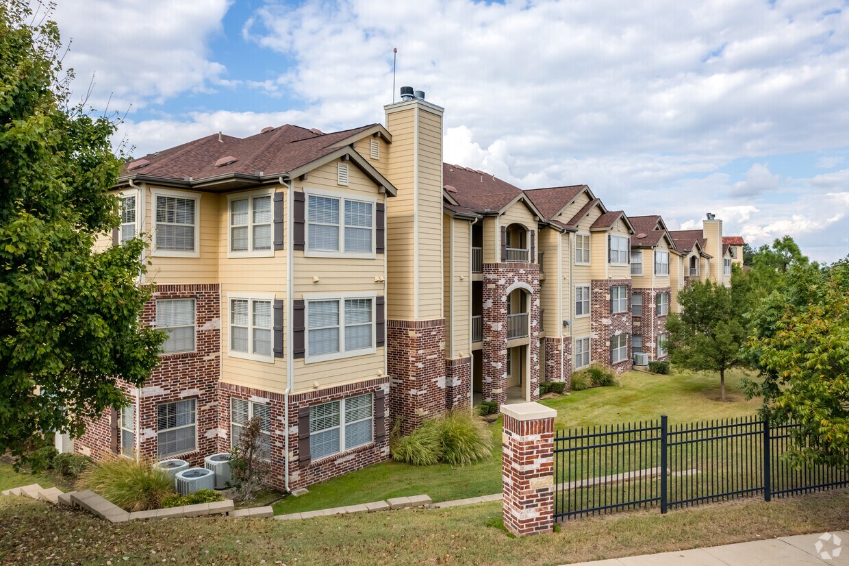 Tuscany Hills at Nickel Creek Apartments Apartments 1551 W 78th St S