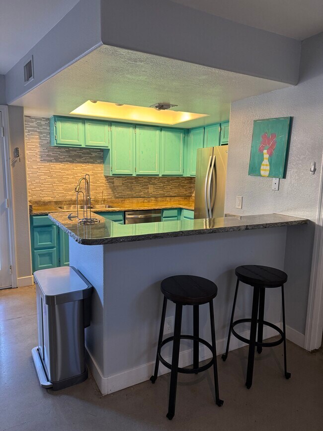 Foto del edificio - 1025 E Highland Ave