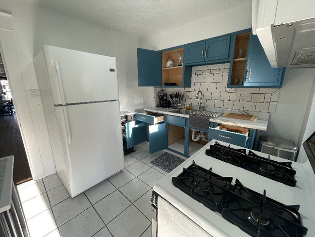 Building Photo - 1308 N Gladstone Ave