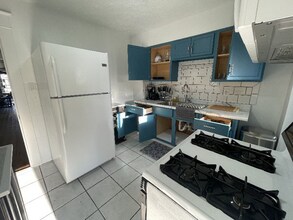 Building Photo - 1308 N Gladstone Ave