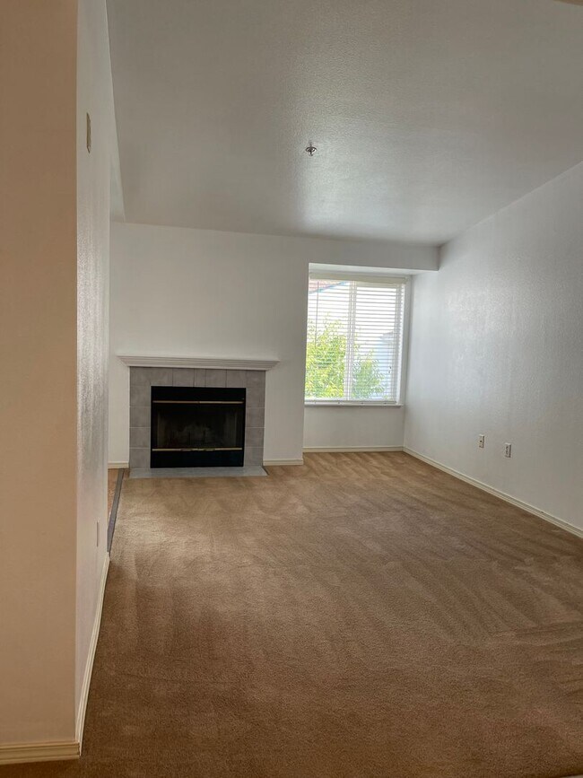 Foto del edificio - Exceptional, Top-Floor, Corner Renton Cond...