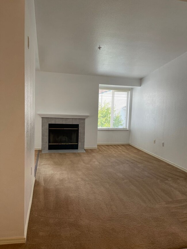 Building Photo - Exceptional, Top-Floor, Corner Renton Cond...