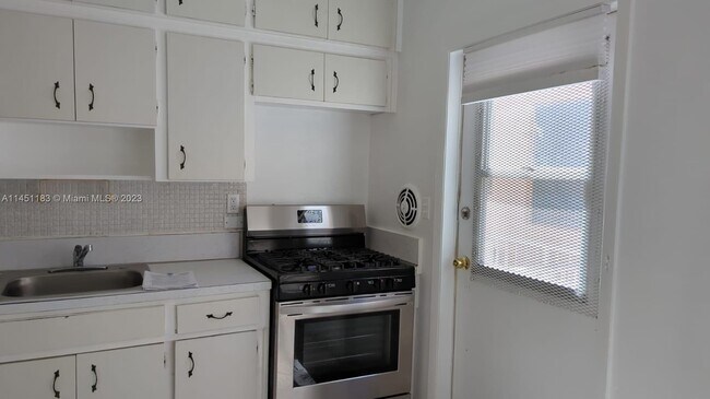Foto del edificio - 7860 Harding Ave