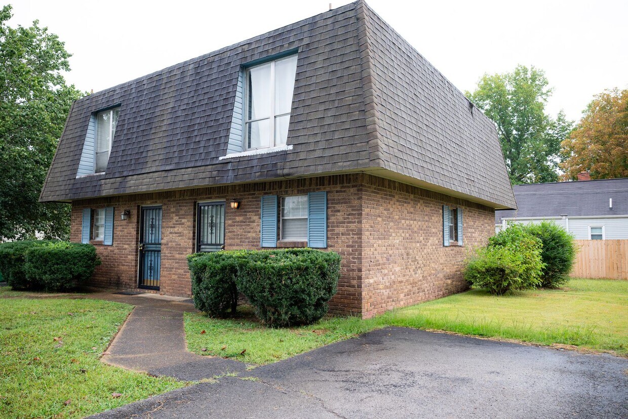 Primary Photo - Centrally located between downtown and Eas...